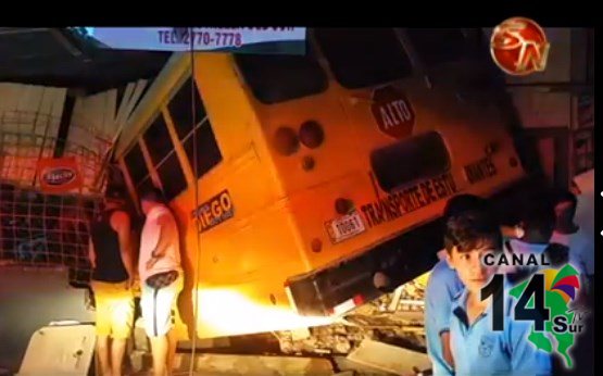 Autobús con estudiantes se estrelló contra pulperia