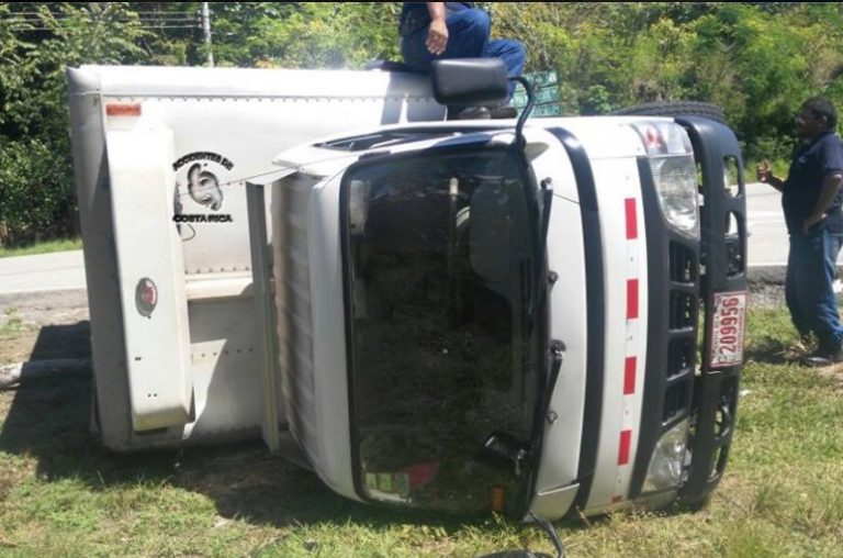 Un camión se volcó este medio día en Paso Real 