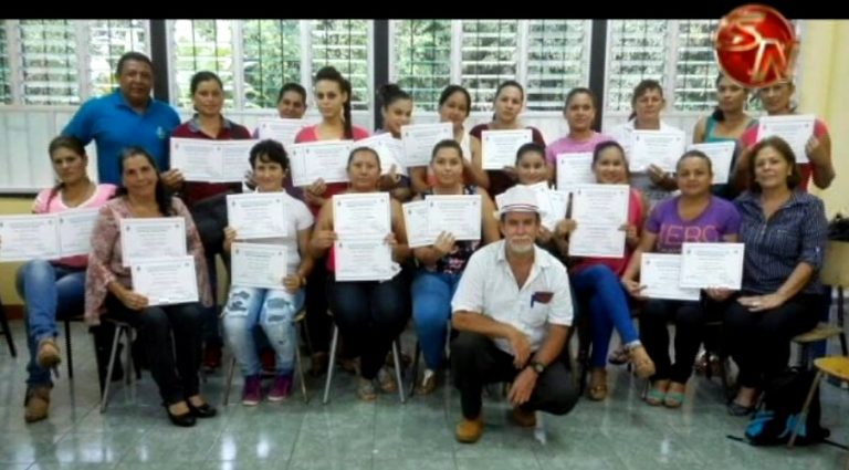 Mujeres de La Bonga de Chánguena se gradúan