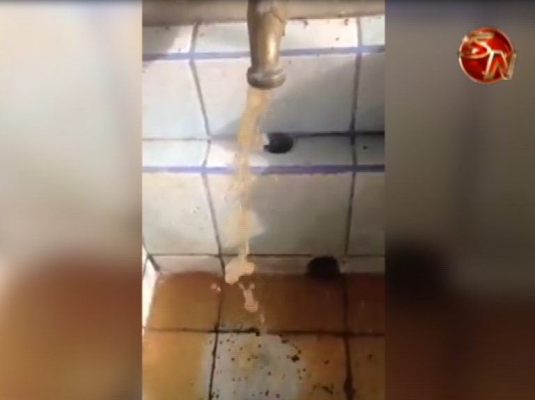 Vecino de Palmares denuncia agua sucia