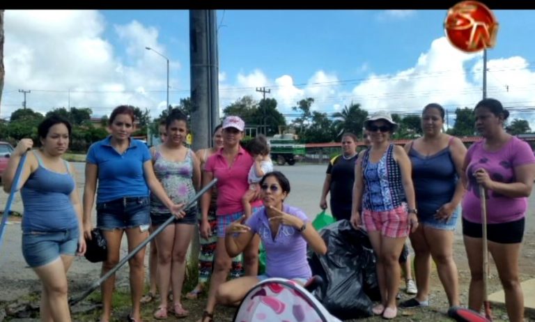 Mujeres se unen y limpian barrio Rosa Iris