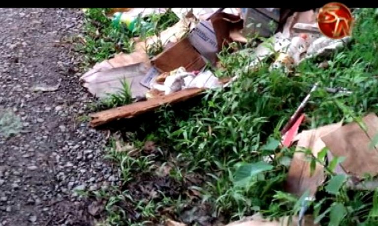 Vecino denuncia basurero en plena vía pública