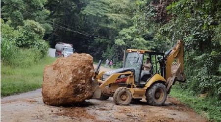 Se remueven derrumbes en Interamericana Sur y se pide precaución