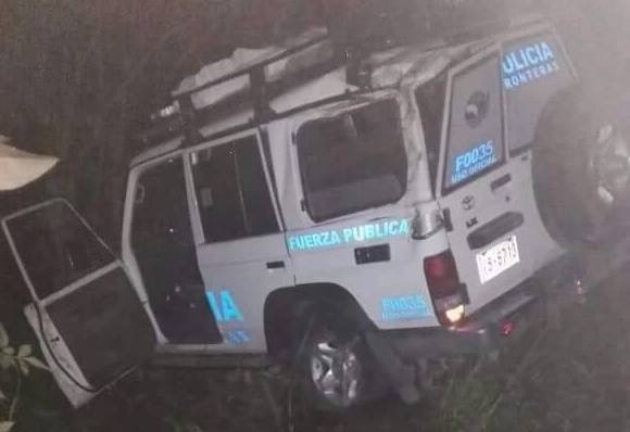 Carro de la Fuerza Pública se salió de la vía en Potrero Grande