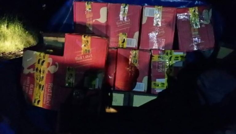 Intentaron pasar licor de contrabando en una caja de una refrigeradora