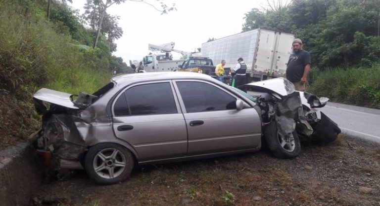 Una persona trasladada por choque entre camión y vehículo liviano