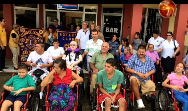 Personas con discapacidad recibieron sillas de ruedas