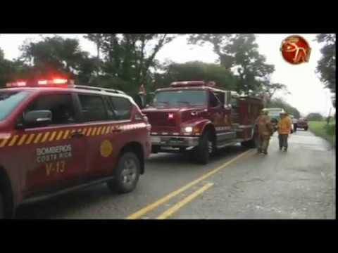 Una rama provocó vuelco de bus que dejó treinta heridos