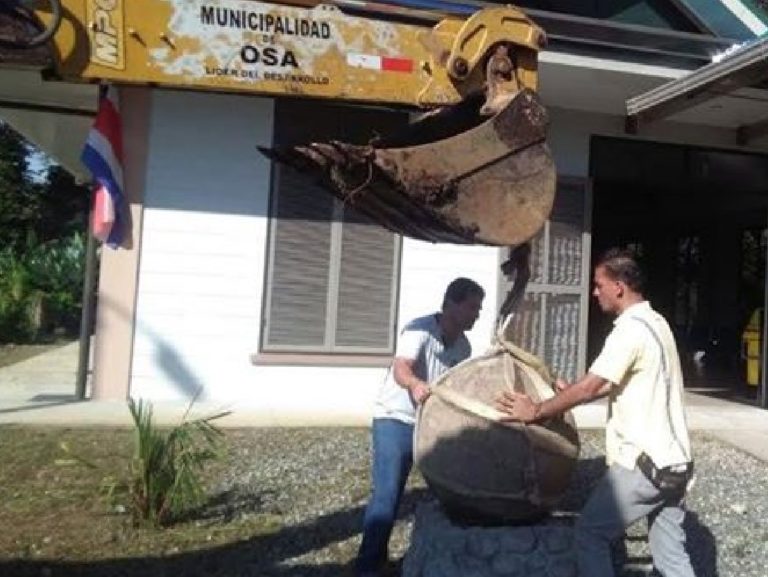 Colocan dos esferas de piedra precolombinas en la Casa de la Cultura en Osa