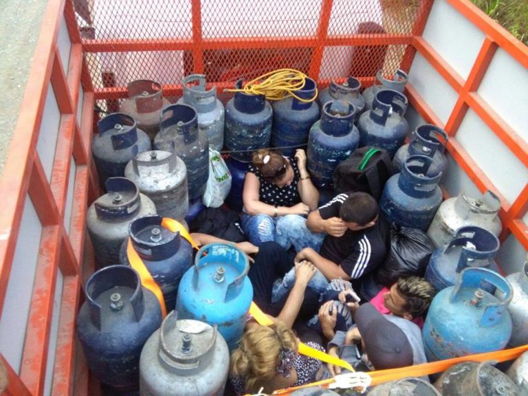 Llevaban Cubanos escondidos entre cilindros de gas