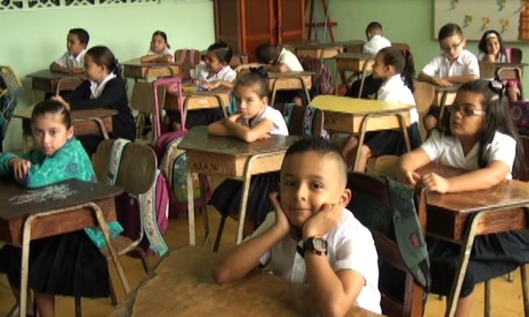 En la Escuela 12 de Marzo abrieron las puertas a más de 700 estudiantes y estarán bien cuidados
