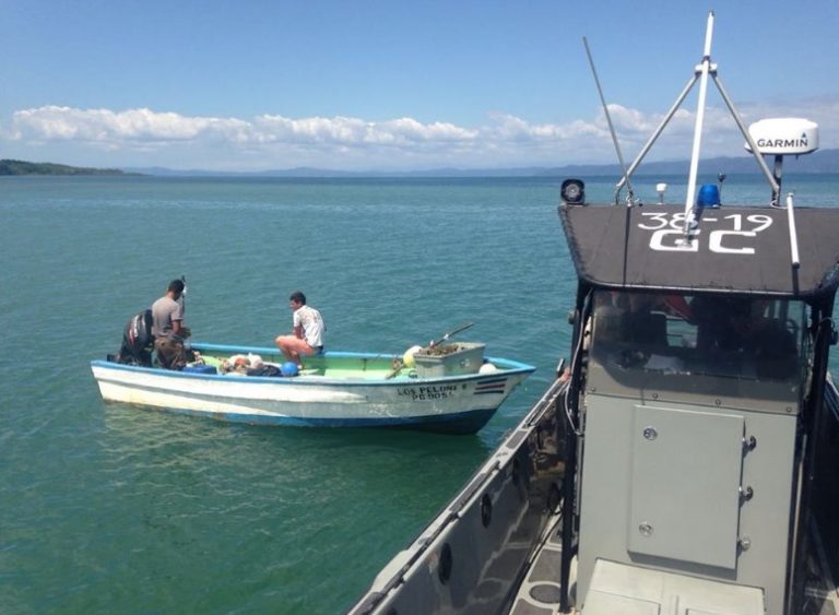 Guardacostas rescata a pescadores que naufragaron en Golfito