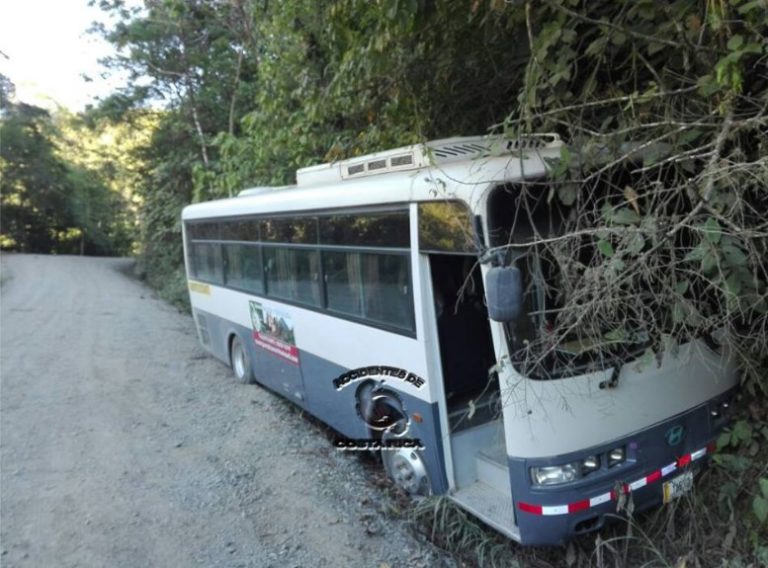 Accidente de autobús por poco provoca tragedia con estudiantes