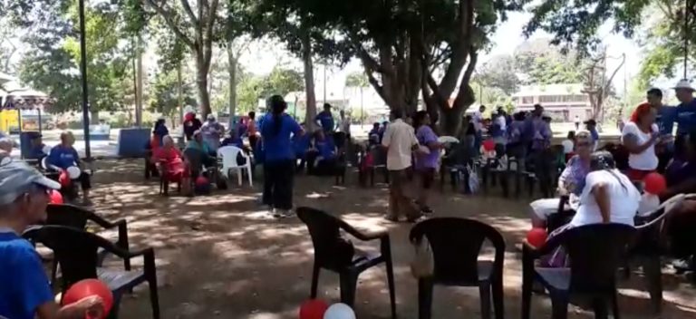 Adultos mayores de Palmar Sur disfrutan de la amistad