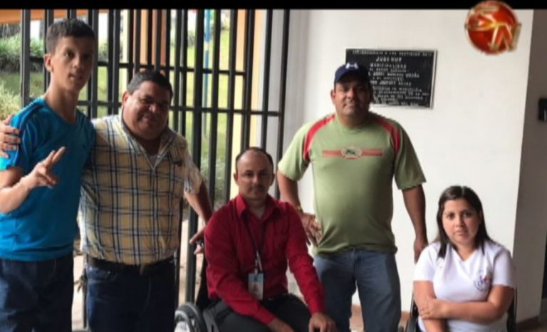Personas con discapacidad de Coto Brus reciben sillas de ruedas