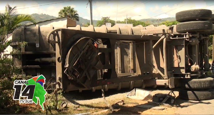 Una falla mecánica seria la causa del accidente de un camión que transportaba 30 toneladas de piedra