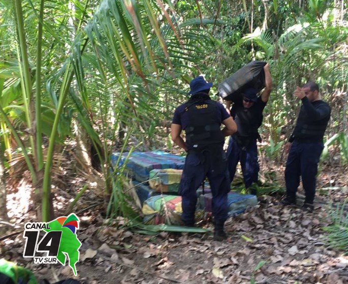 Autoridades del MSP decomisaron lancha narco y 773 kilos de cocaína en Drake de Sierpe