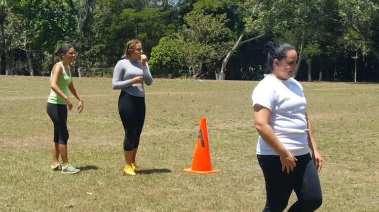 Mujeres se meten al futbol americano en Pérez Zeledón
