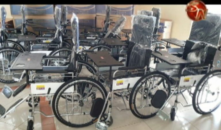 Entregan sillas de ruedas a personas y organizaciones en Osa