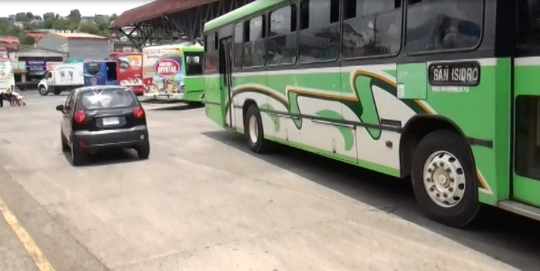 Piden rotulación para evitar que vehículos particulares ingresen  a  la Terminal de Autobuses