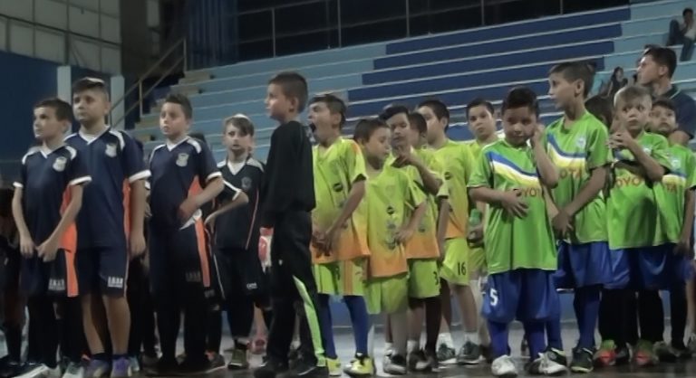15 equipos comenzaron a disputar el campeonato de Fútbol Sala escolar