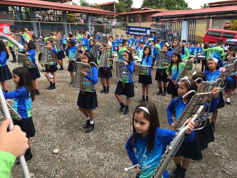 Fundación donó instrumentos a la Banda Rítmica de la Escuela de Villa Ligia