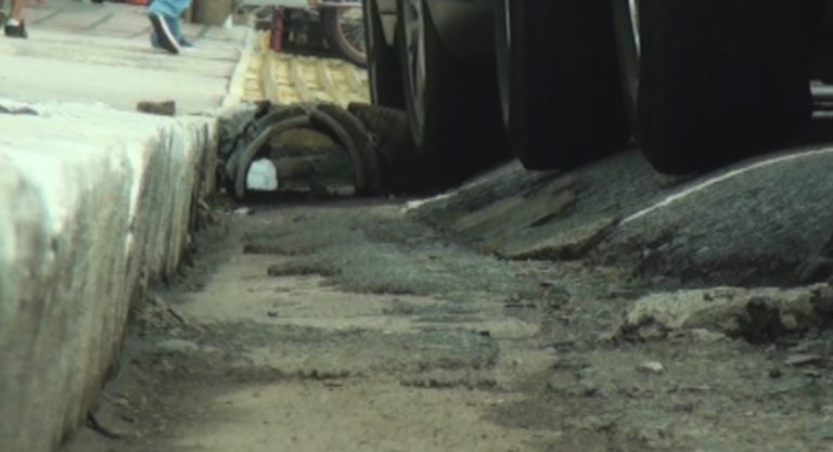 La basura es el problema en las alcantarillas del centro de San Isidro de El General