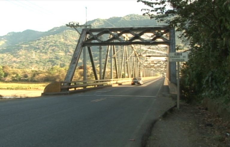 En Osa harán campaña de limpieza en el puente sobre el río Grande de Térrraba