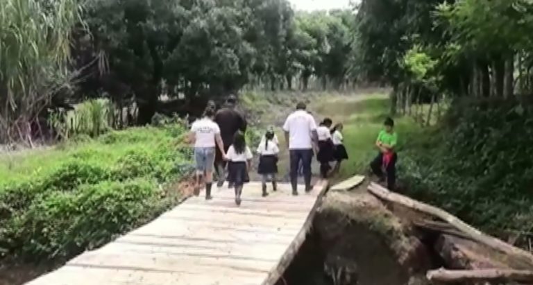 Policía de Fronteras construye puentes para niños de Punta Burica