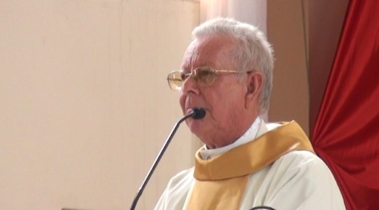 Sacerdote afirma que católicos no se van de la Iglesia