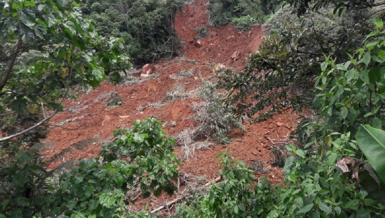 Vecinos están preocupados por deslizamiento cerca de Zapotal de San Pedro