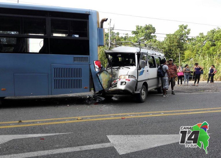 Colisión entre dos vehículos de transporte en Piedras Blancas de Osa