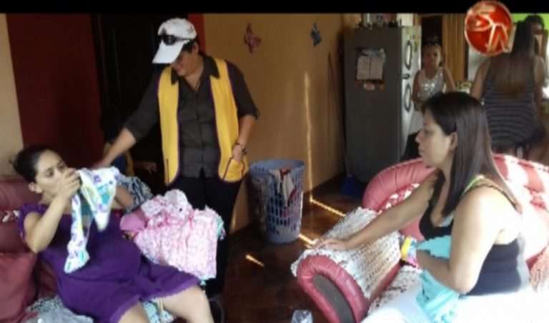 Club de Leones lleva ayuda a dos jóvenes madres