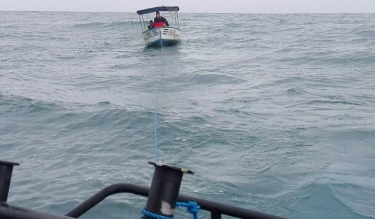Guardacostas rescataron una  embarcación a la deriva con dos adultos y un menor de edad