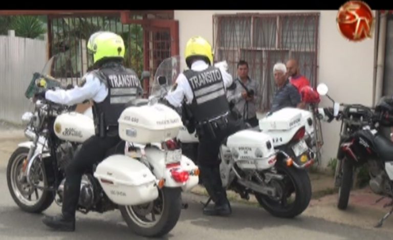 Policía de Tránsito llegó cerca del Cementerio Municipal tras colapso vial