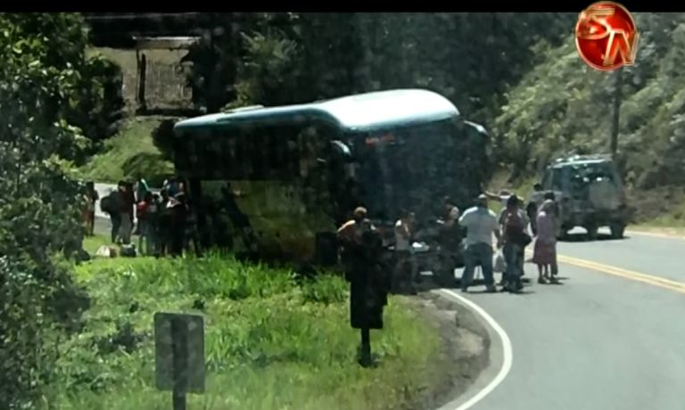 Colisión entre autobús y vehículo dejó cuatro personas heridas