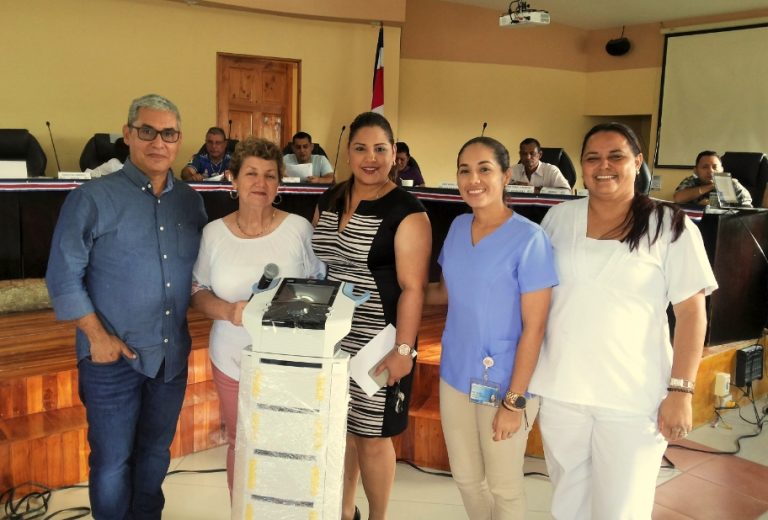 Municipalidad de Osa entrega equipo médico a Clínica de Mama