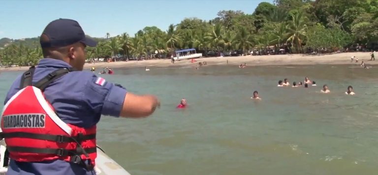 83 personas fueron rescatadas en Uvita tras subir la marea
