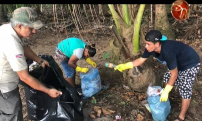 Piden a la población no dejar la basura tirada en el Parque Nacional Marino Ballena
