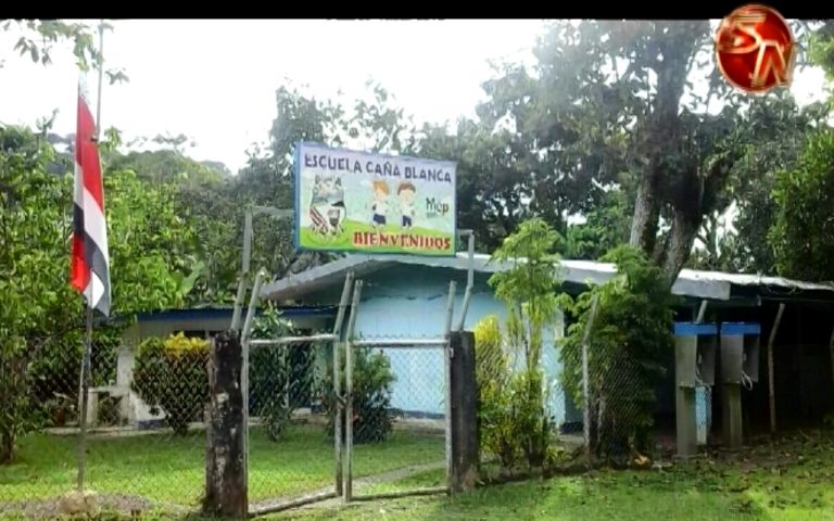 Poetas y artistas plásticos se unen para colaborar con estudiantes de Caña Blancal de Osa