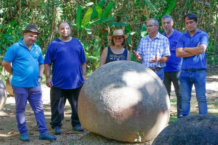 Ministra de Cultura destaca buen estado de conservación de las esferas de piedra