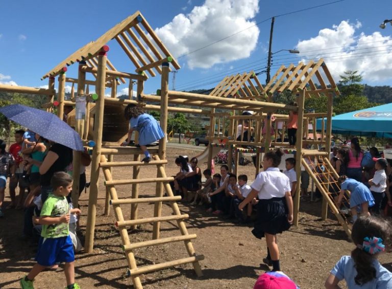 Con una bendición, así se inauguró el parquecito infantil en Pejibaye