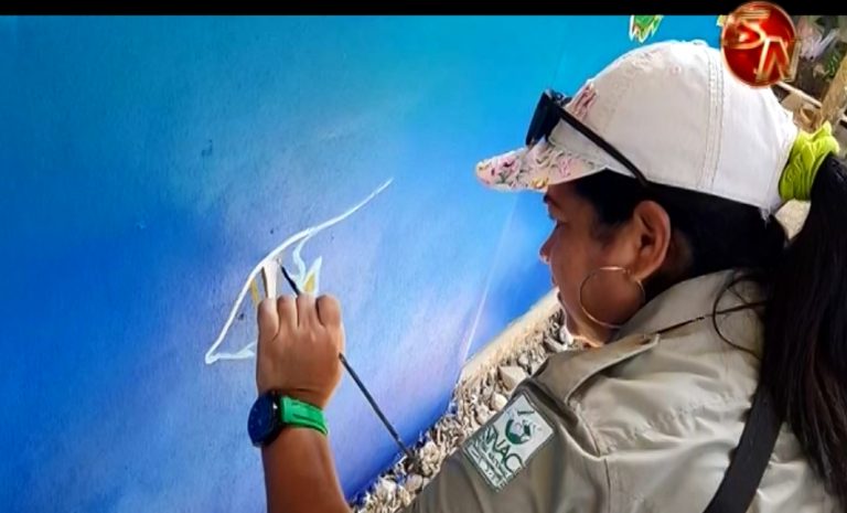 Pintan mural en Escuela Bahía Drake en aniversario de la Isla del Caño