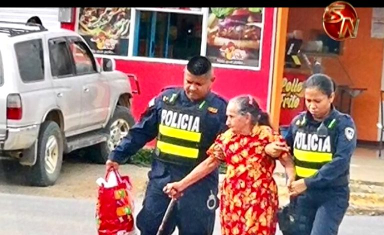 Oficiales brindan apoyo a adulta mayor en Buenos Aires