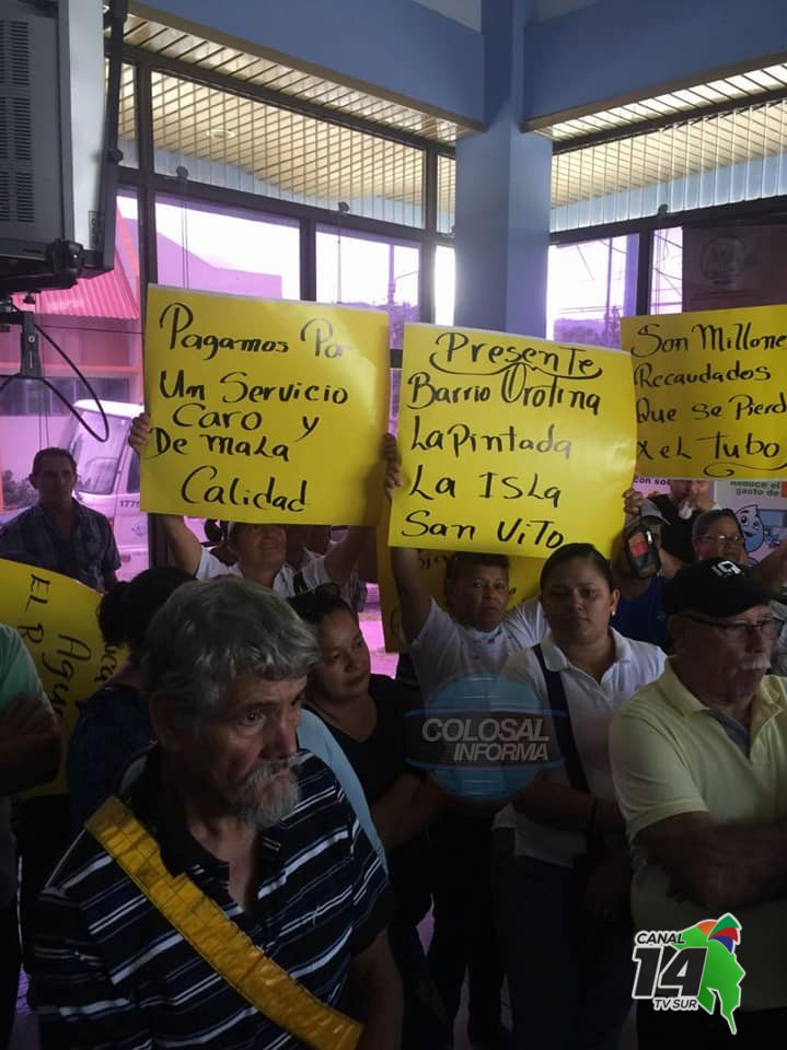 Vecinos de Coto Brus protestan por la falta de agua potable