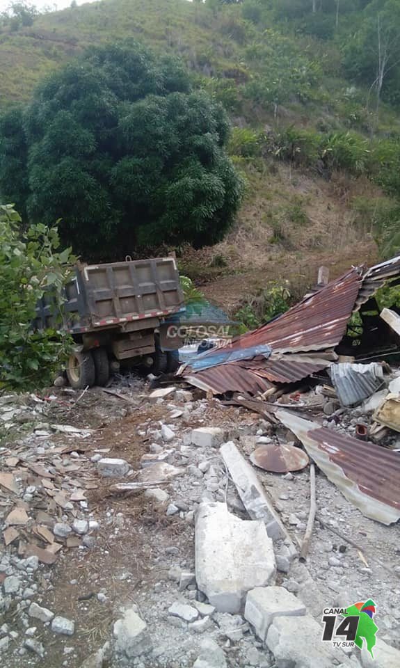 Vagoneta se fue a una pendiente y cae sobre vivienda en Osa