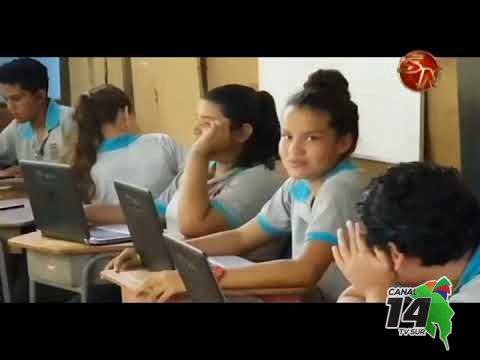 Estudiantes del Liceo de Bahía Drake en Osa reciben lecciones en un salón comunal