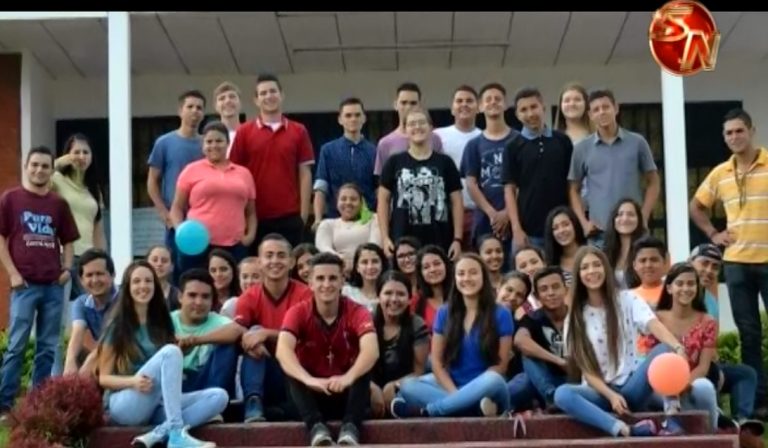 Jóvenes en Sabalito de Coto Brus participan en convivio para renovar su fe