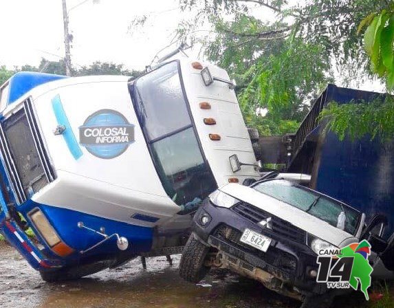 Funcionarios municipales sobreviven de milagro en accidente