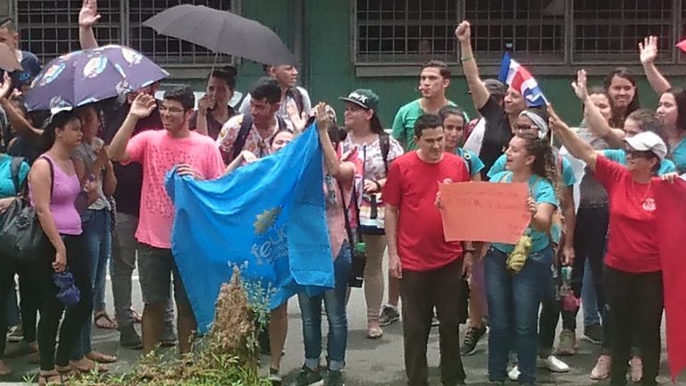 Estudiantes de la UCR y funcionarios del Hospital de Golfito se unieron a la huelga este miércoles